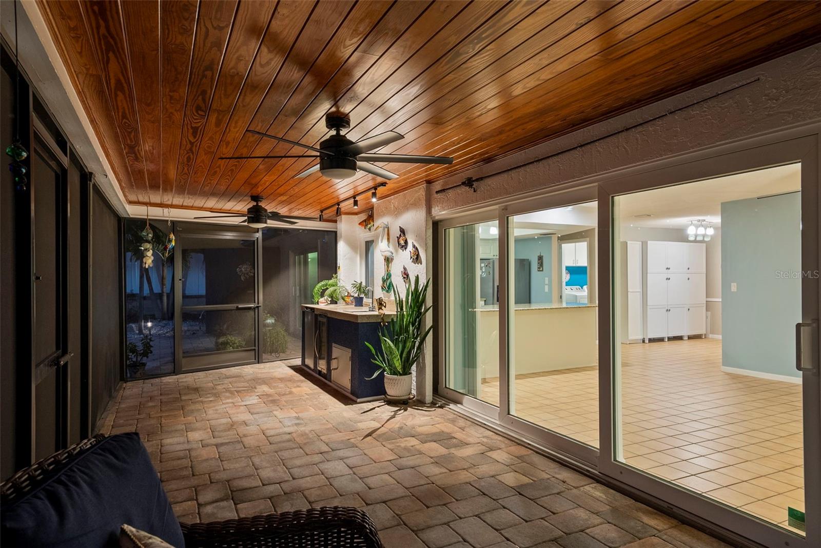 Image 38 of 82 For 2214 Davies Avenue