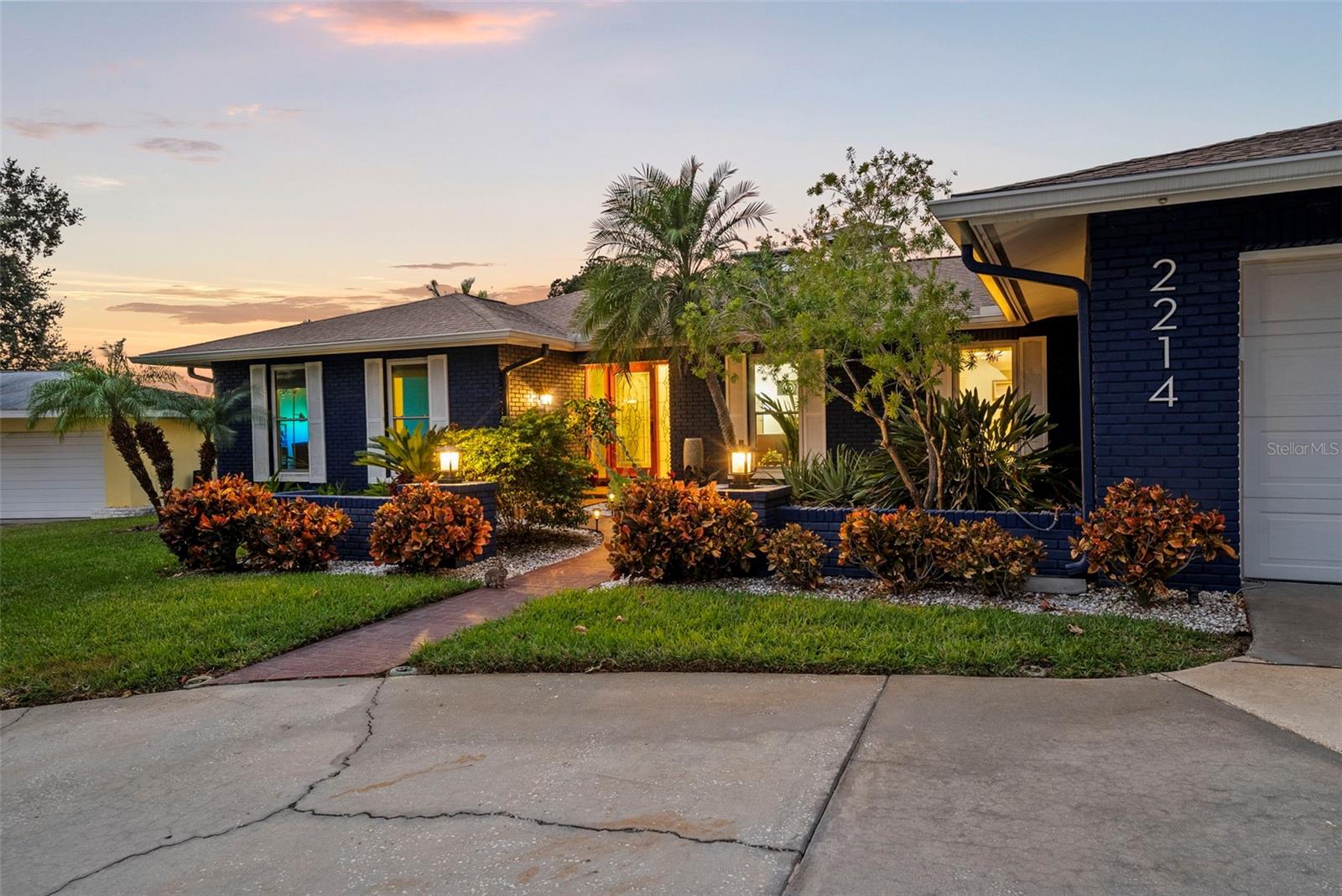 Image 52 of 82 For 2214 Davies Avenue