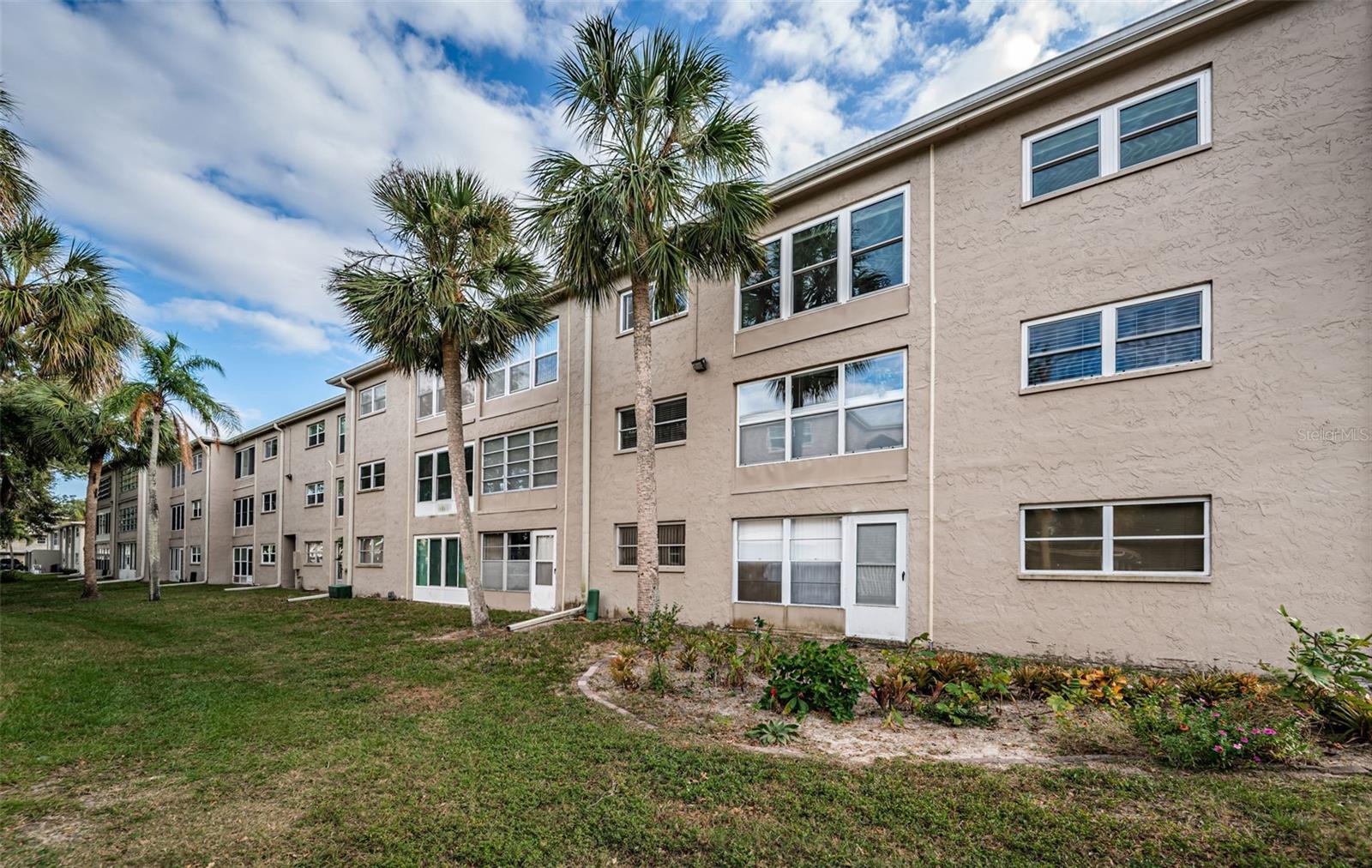 Image 38 of 66 For 920 Virginia Street 302