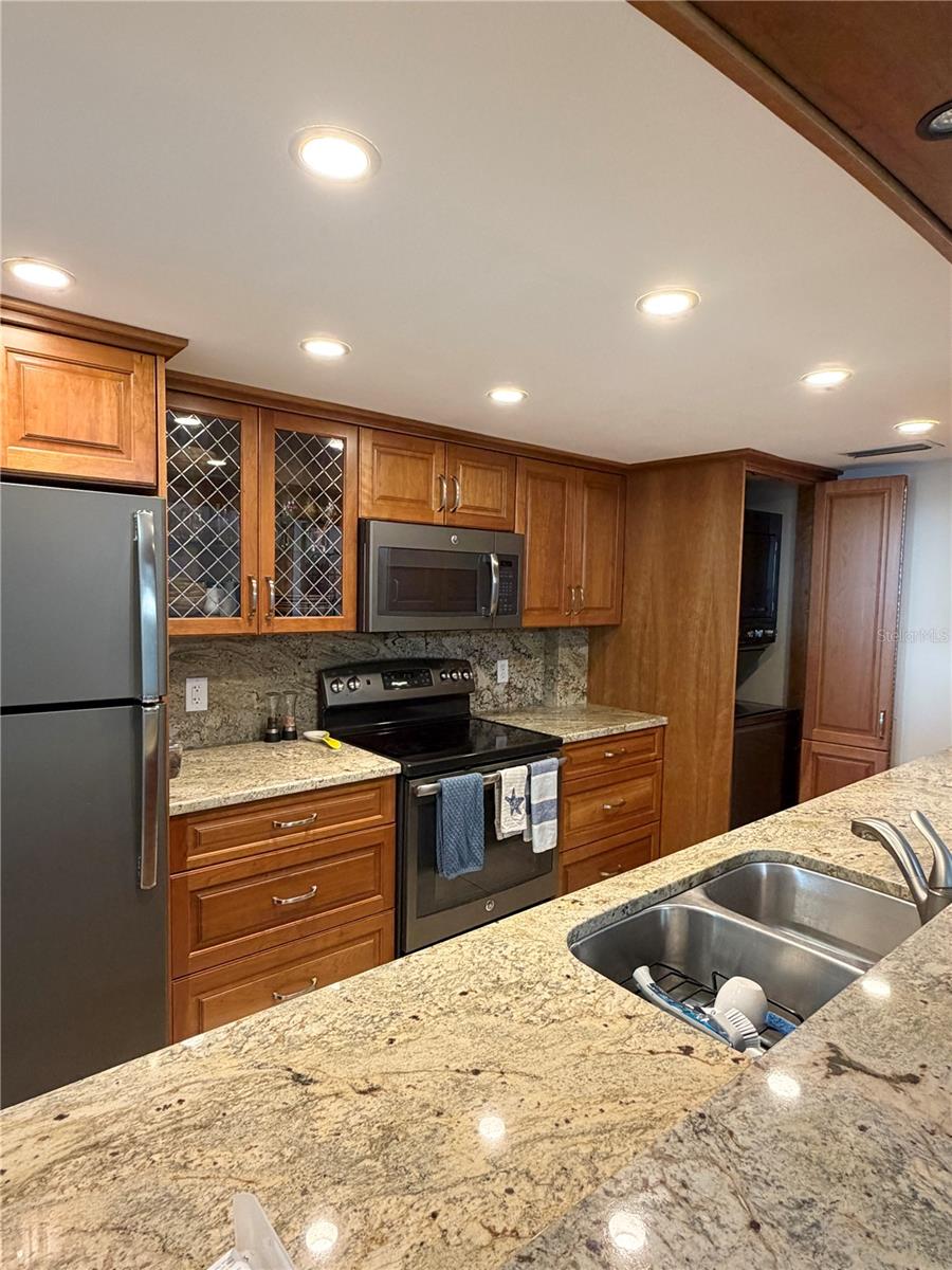 Image 10 of 23 For 5701 Mariner Street 502