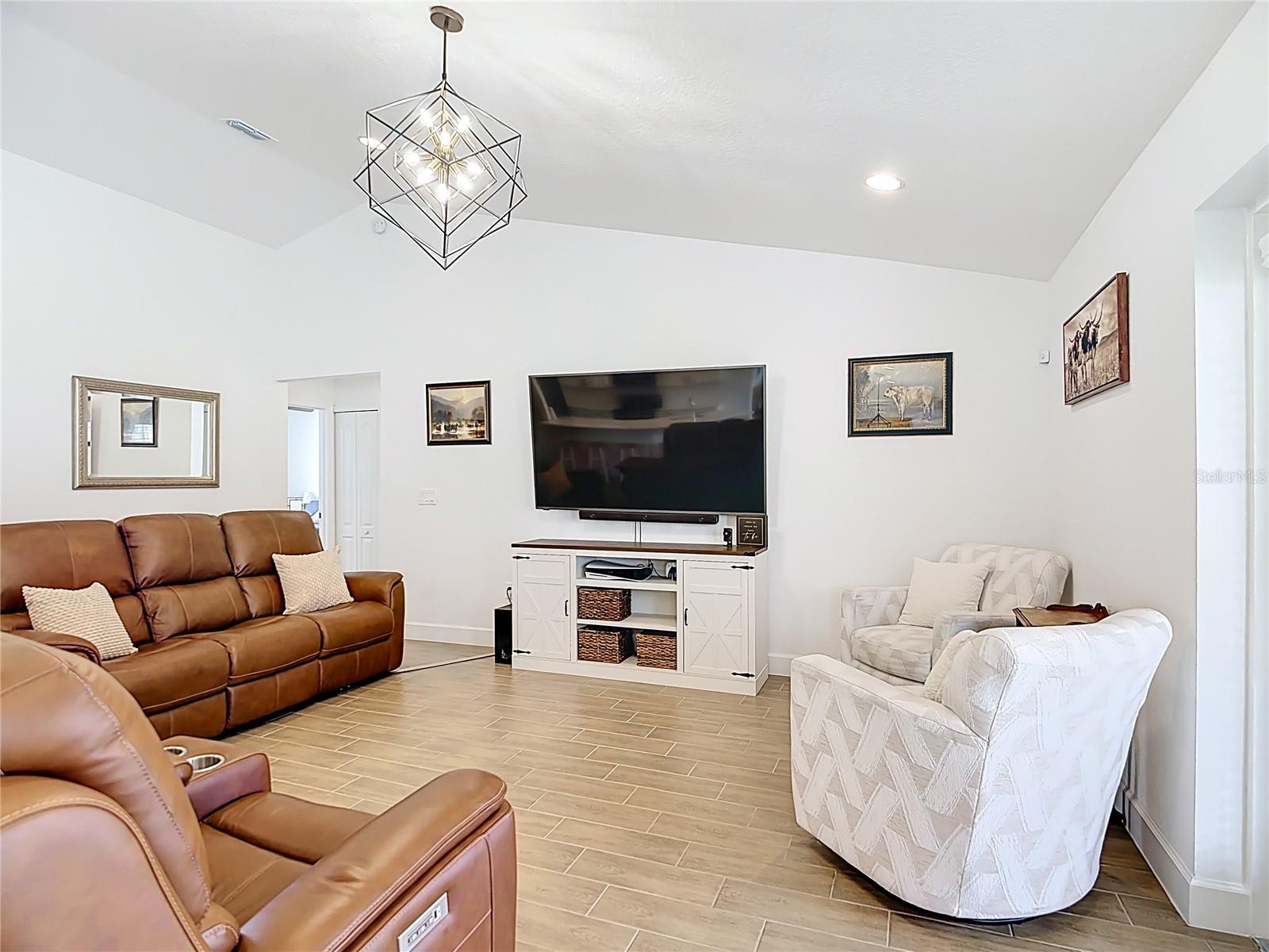 Image 18 of 47 For 2106 Hadley Road