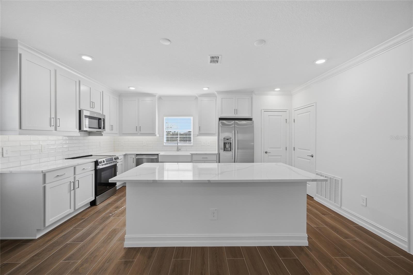 Image 13 of 34 For 4510 Manhattan Avenue 14