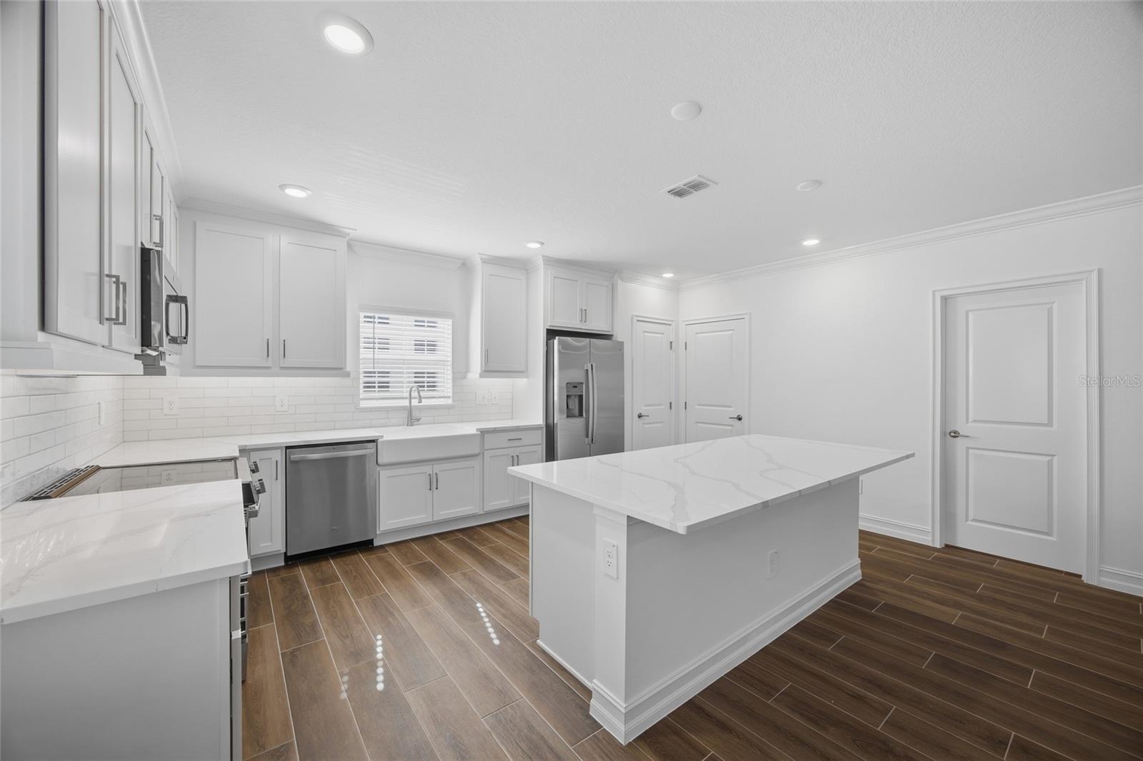 Image 14 of 34 For 4510 Manhattan Avenue 14