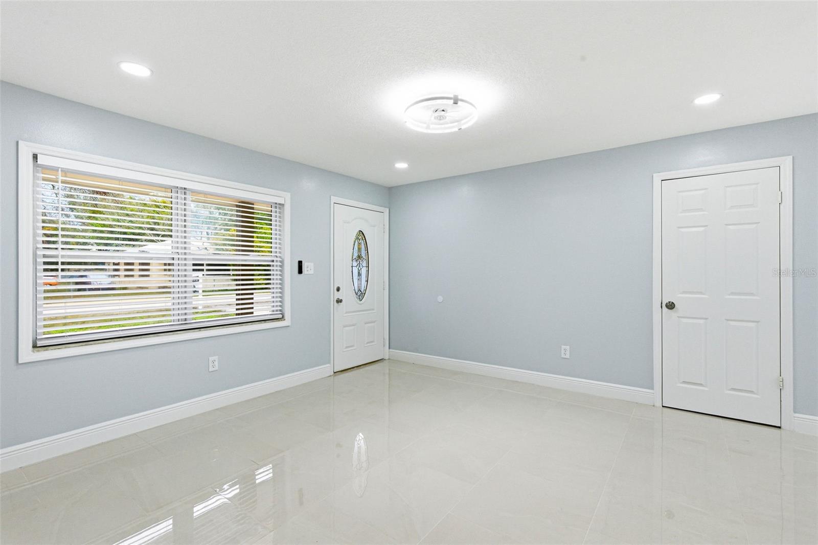 Image 4 of 23 For 915 Maydell Drive