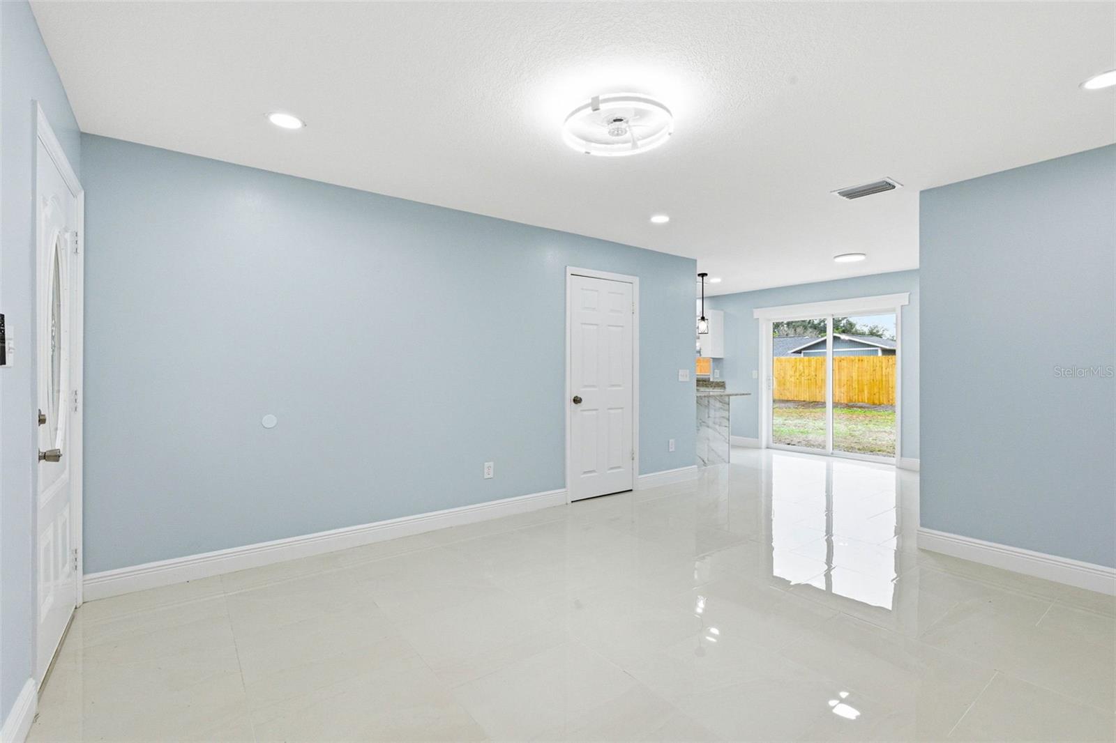 Image 5 of 23 For 915 Maydell Drive