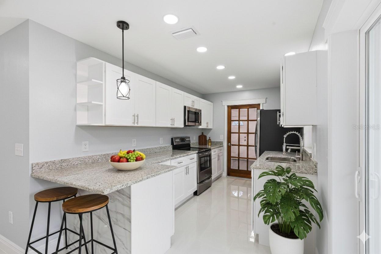 Image 6 of 23 For 915 Maydell Drive