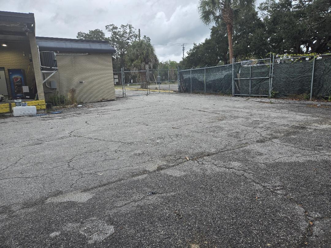 Image 4 of 14 For 10517 Riverview Drive