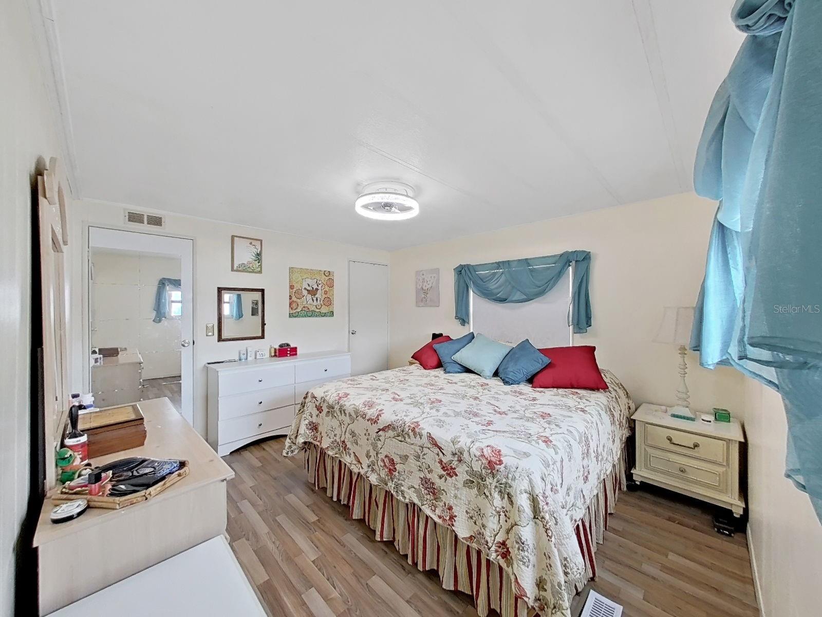 Image 16 of 26 For 12501 Ulmerton Road 204