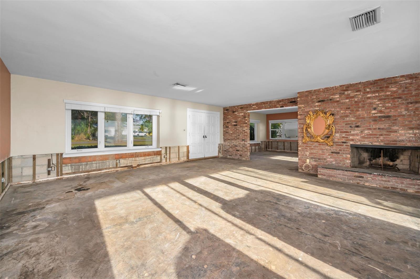 Image 10 of 40 For 116 Shore Drive Place