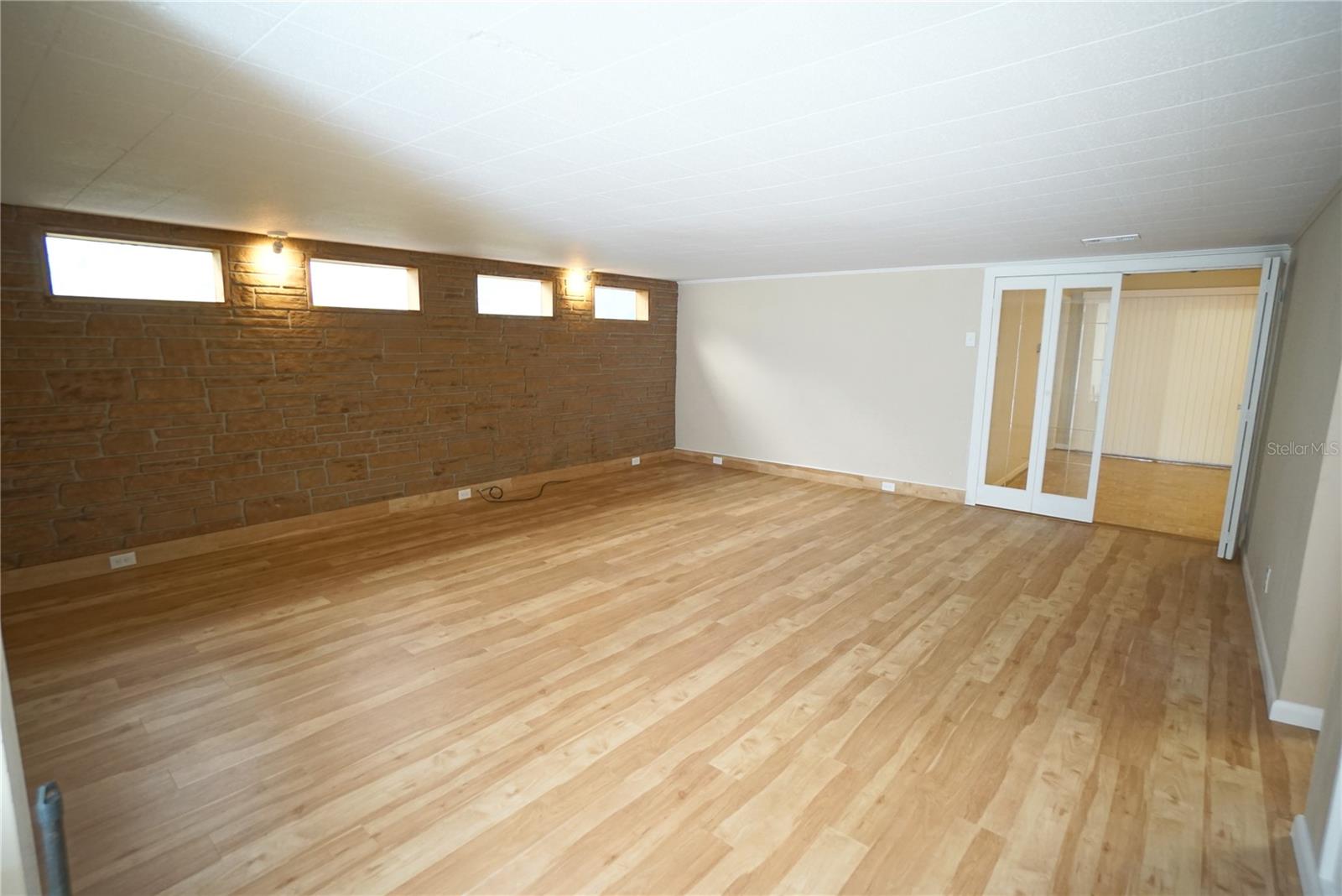 Image 3 of 28 For 1424 Park Circle