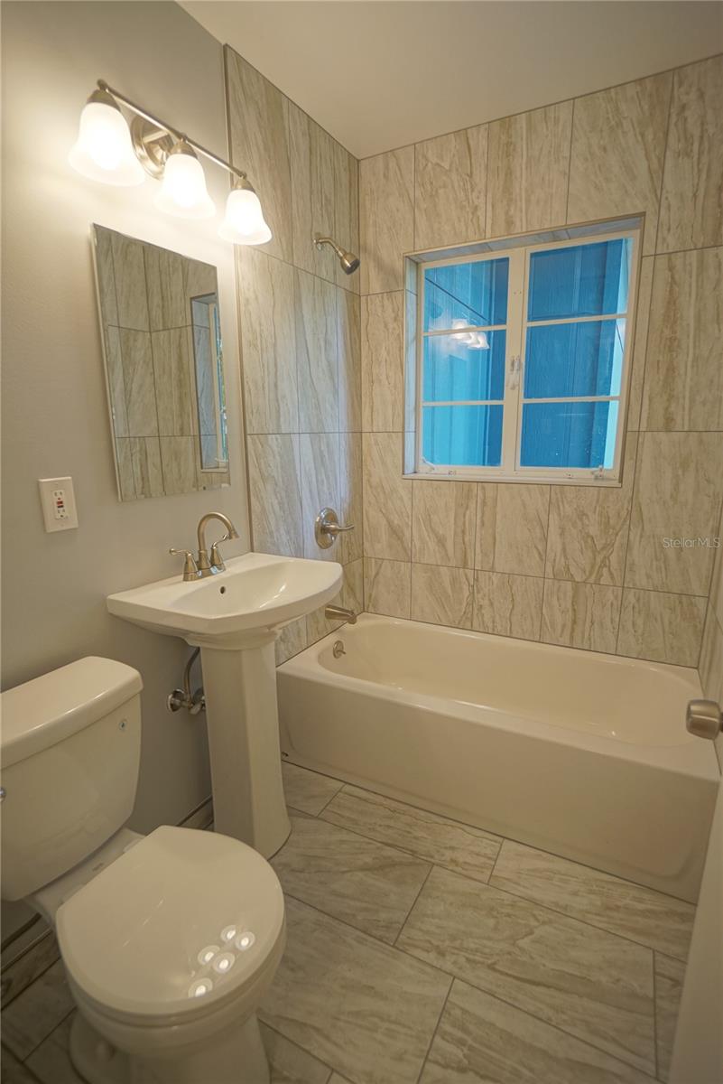 Image 7 of 28 For 1424 Park Circle