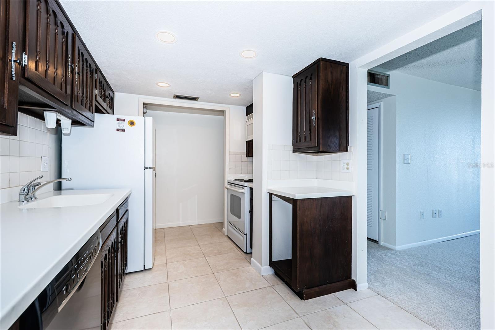 Image 14 of 41 For 634 Edgewater Drive 849