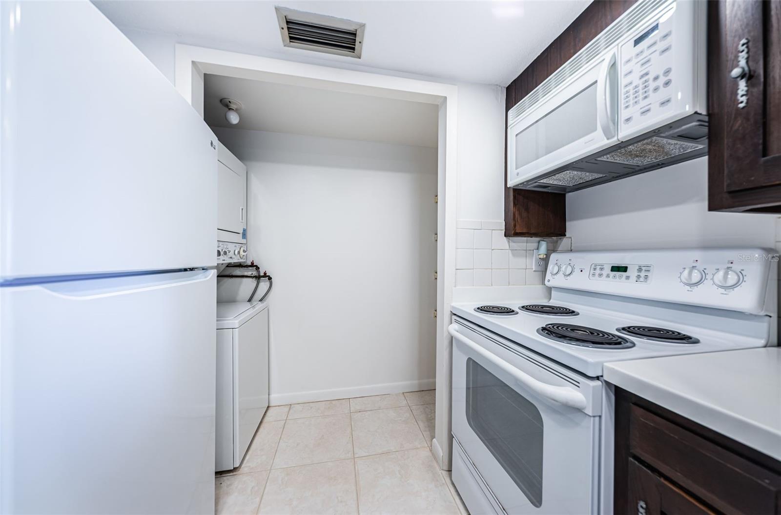 Image 16 of 41 For 634 Edgewater Drive 849