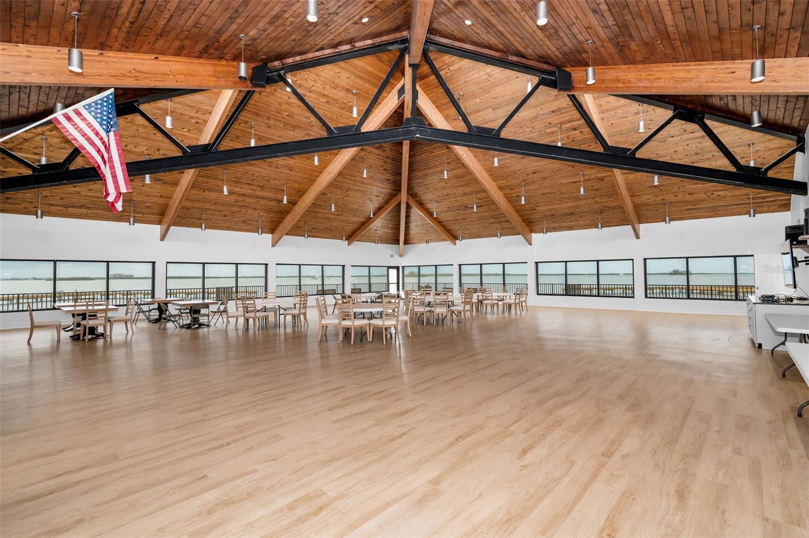 Image 29 of 41 For 634 Edgewater Drive 849