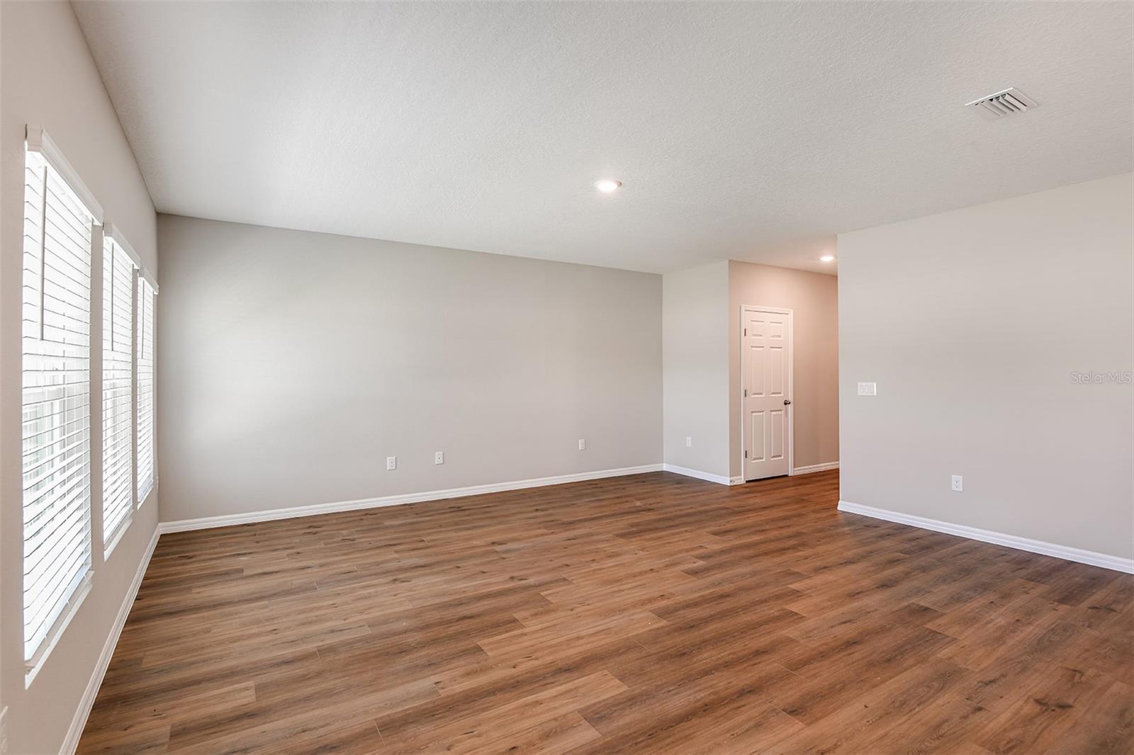 Image 7 of 29 For 4583 Riverbend Boulevard