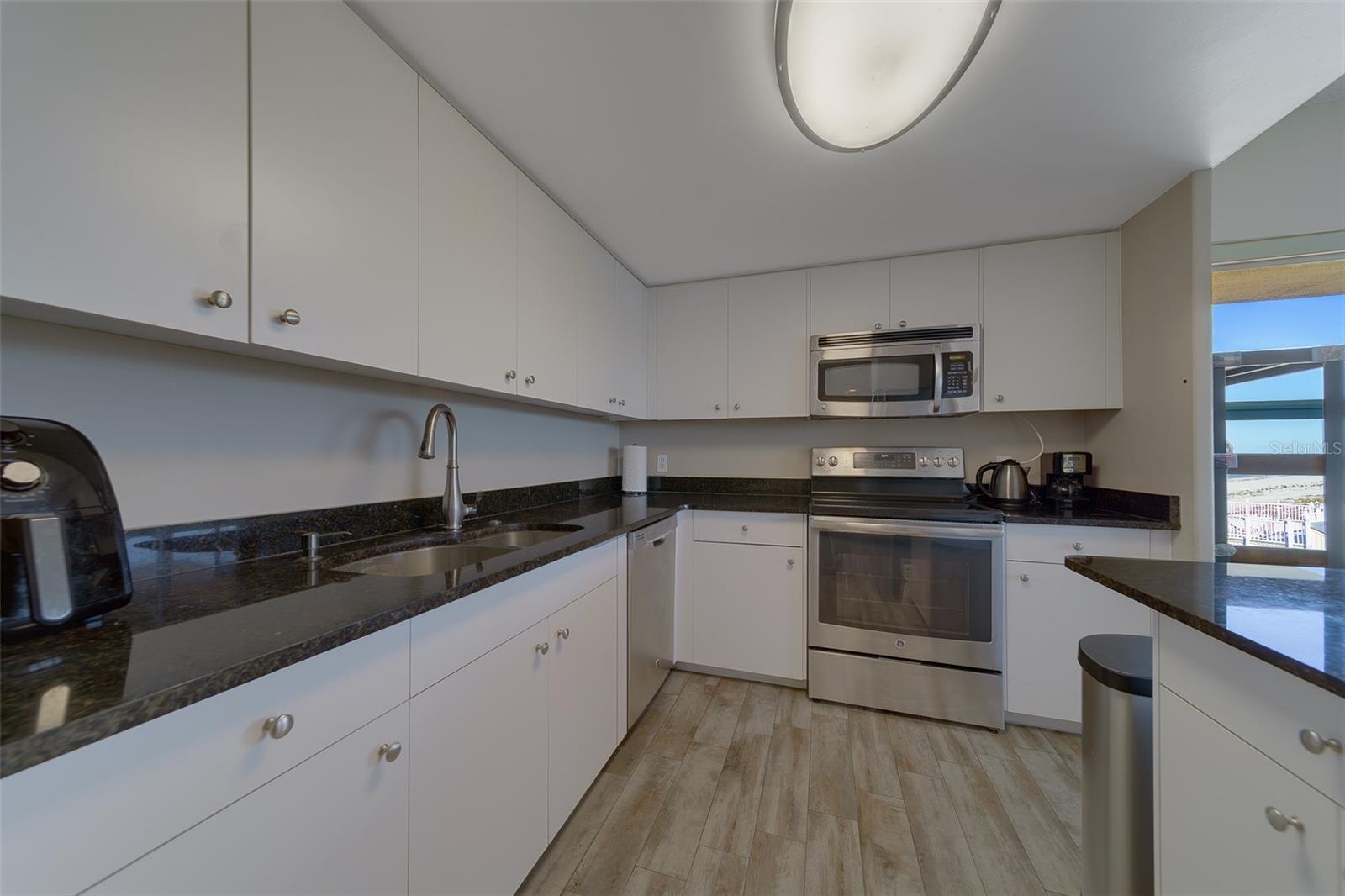 Image 14 of 52 For 880 Mandalay Avenue N414