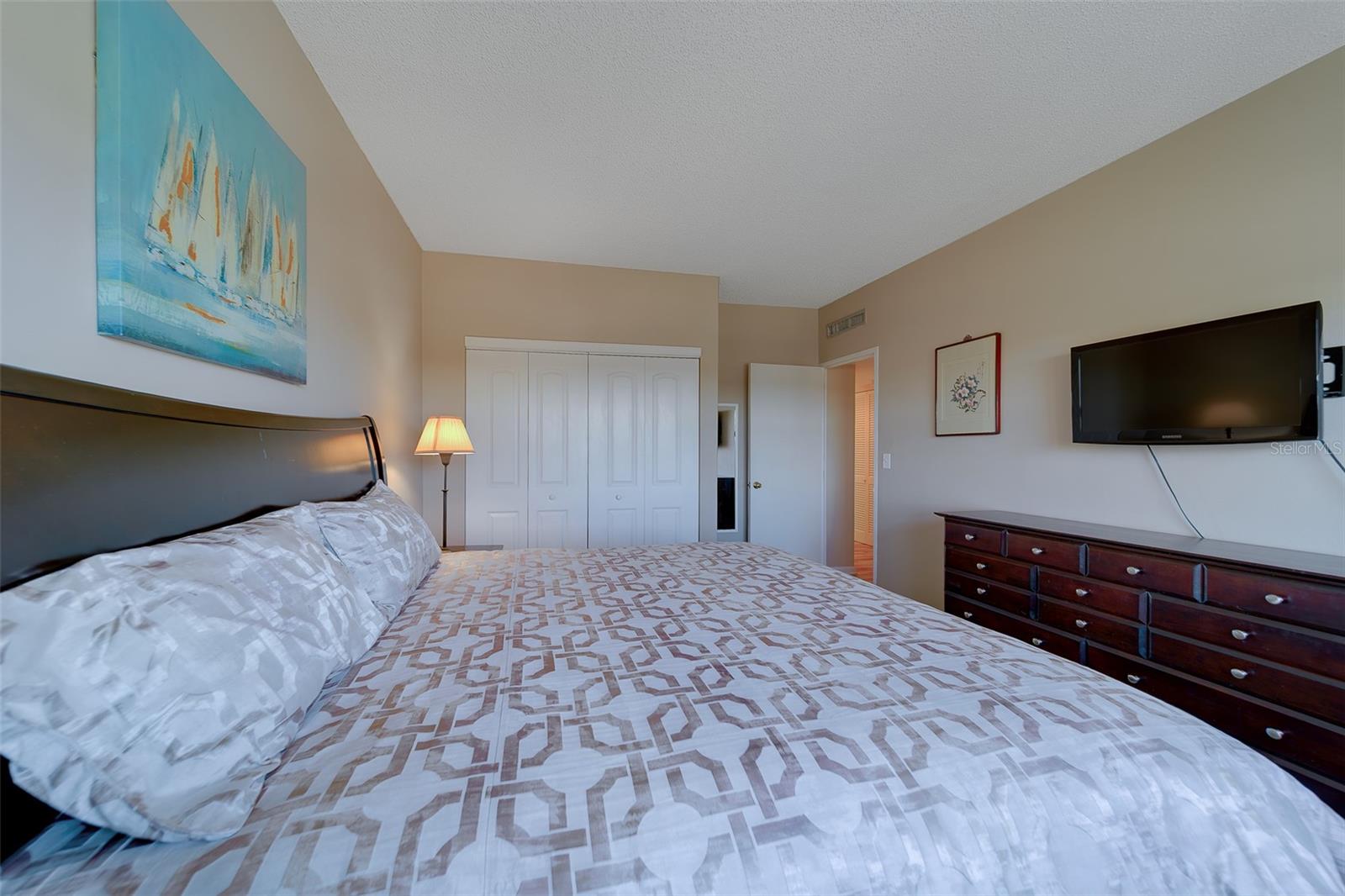 Image 27 of 52 For 880 Mandalay Avenue N414