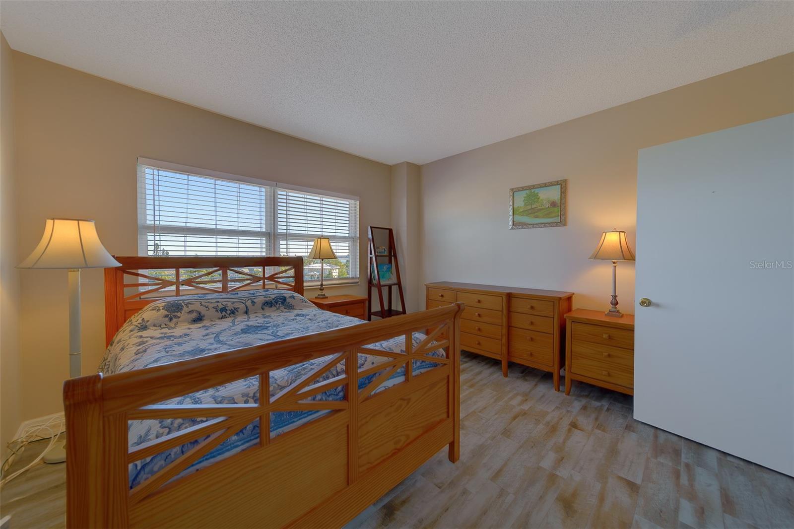 Image 32 of 52 For 880 Mandalay Avenue N414