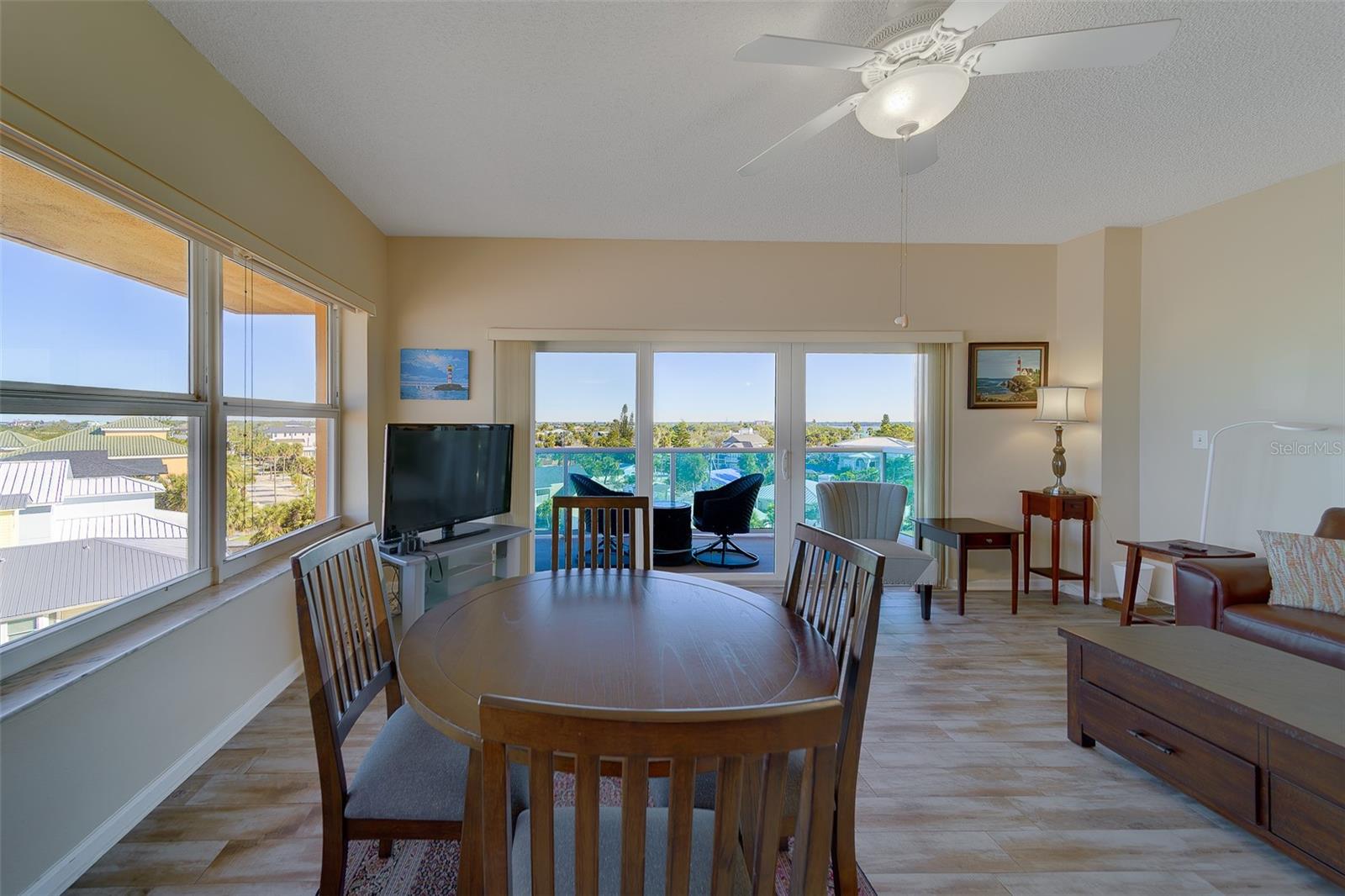 Image 8 of 52 For 880 Mandalay Avenue N414