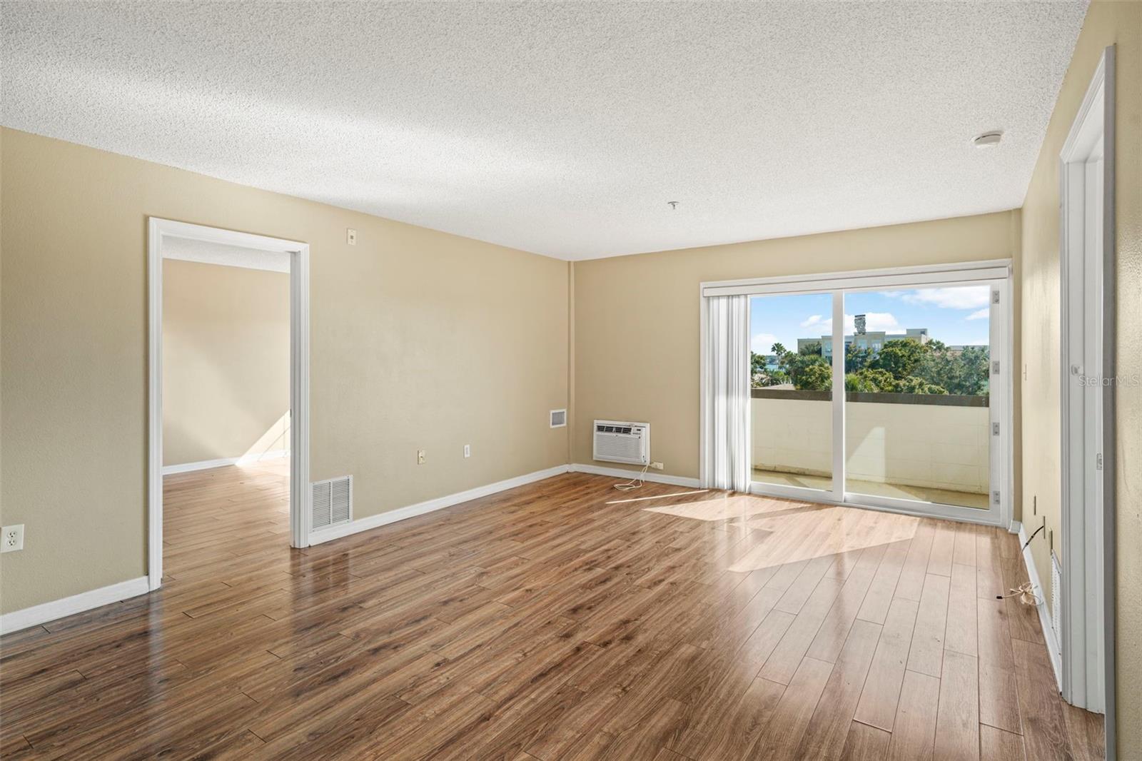 Image 10 of 37 For 406 Cedar Avenue 408