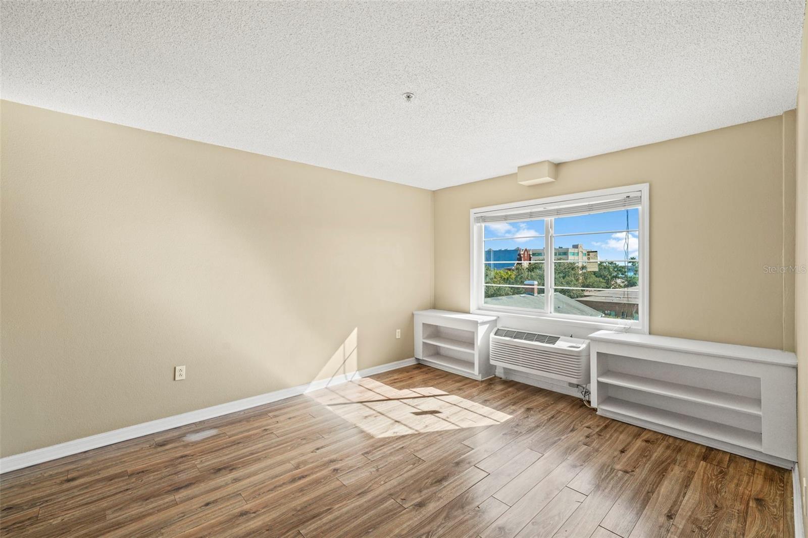 Image 19 of 37 For 406 Cedar Avenue 408