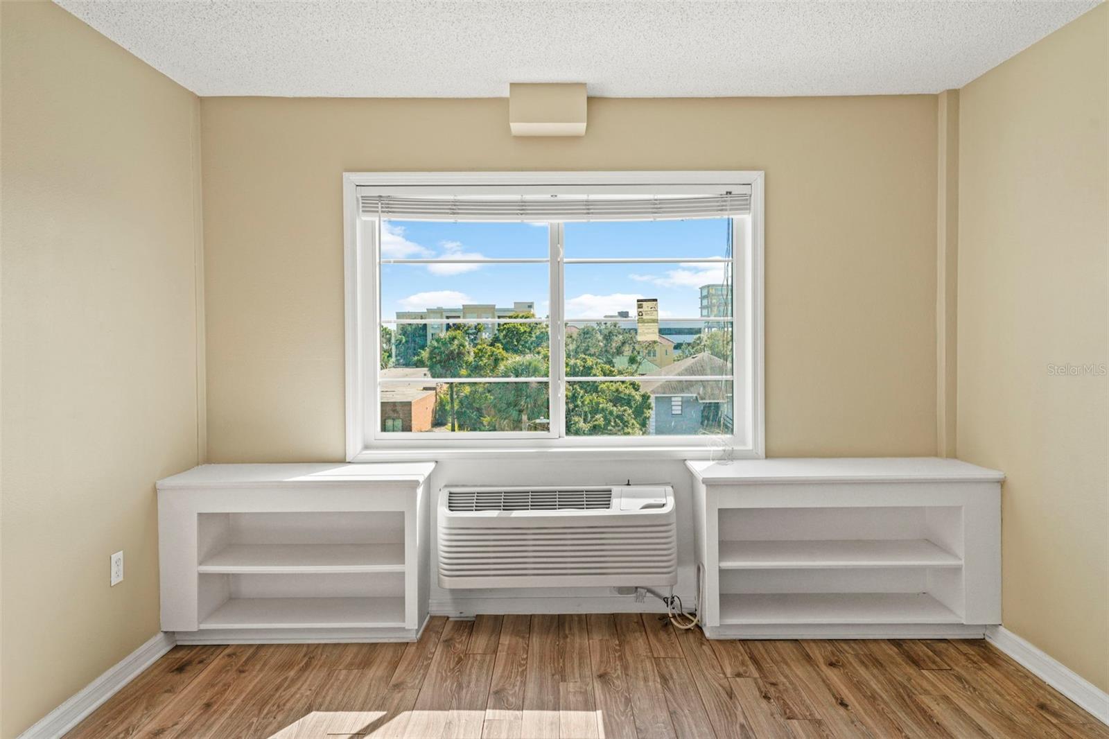 Image 20 of 37 For 406 Cedar Avenue 408