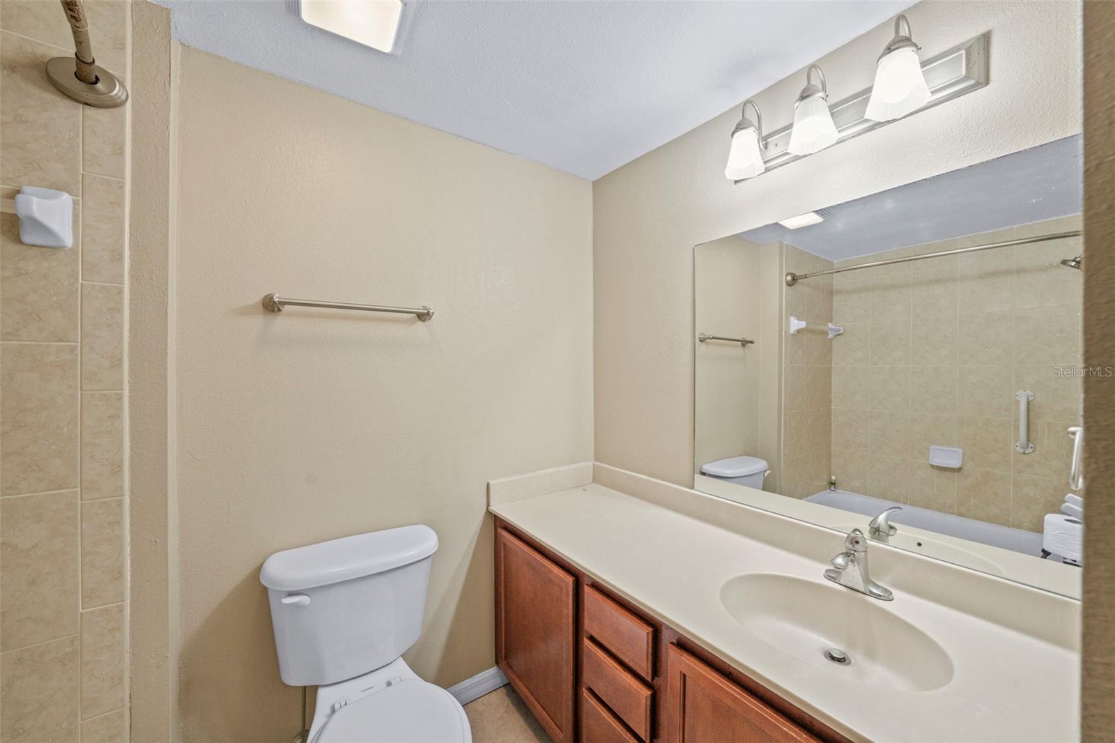 Image 24 of 37 For 406 Cedar Avenue 408