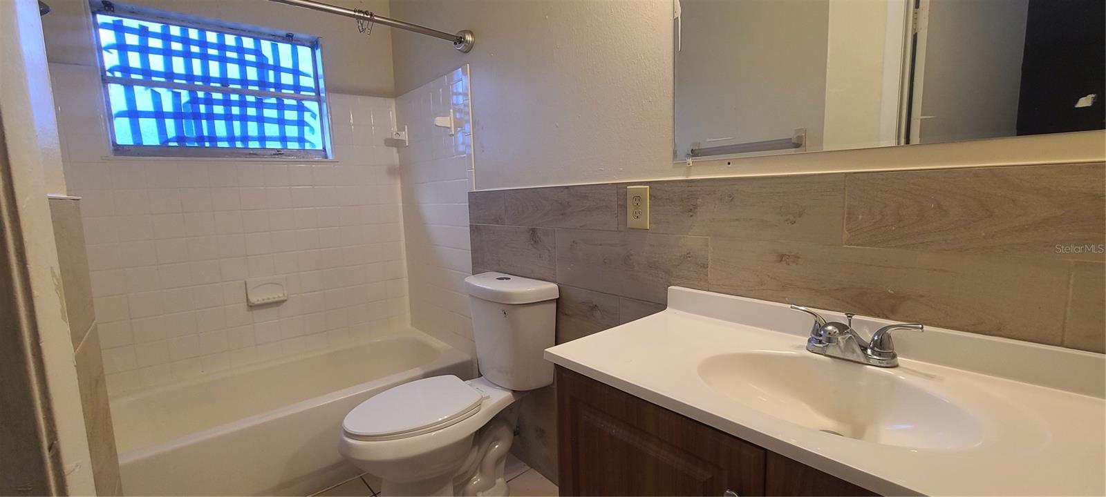 Image 7 of 12 For 1109 Seneca Avenue