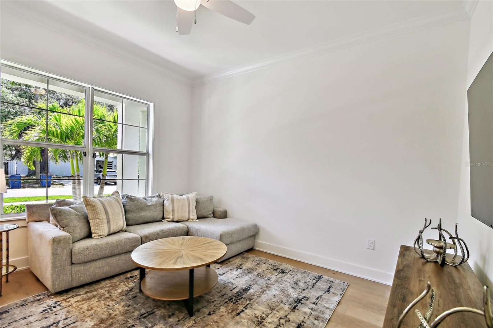 Listing photo id 10 for 3905 San Obispo Street