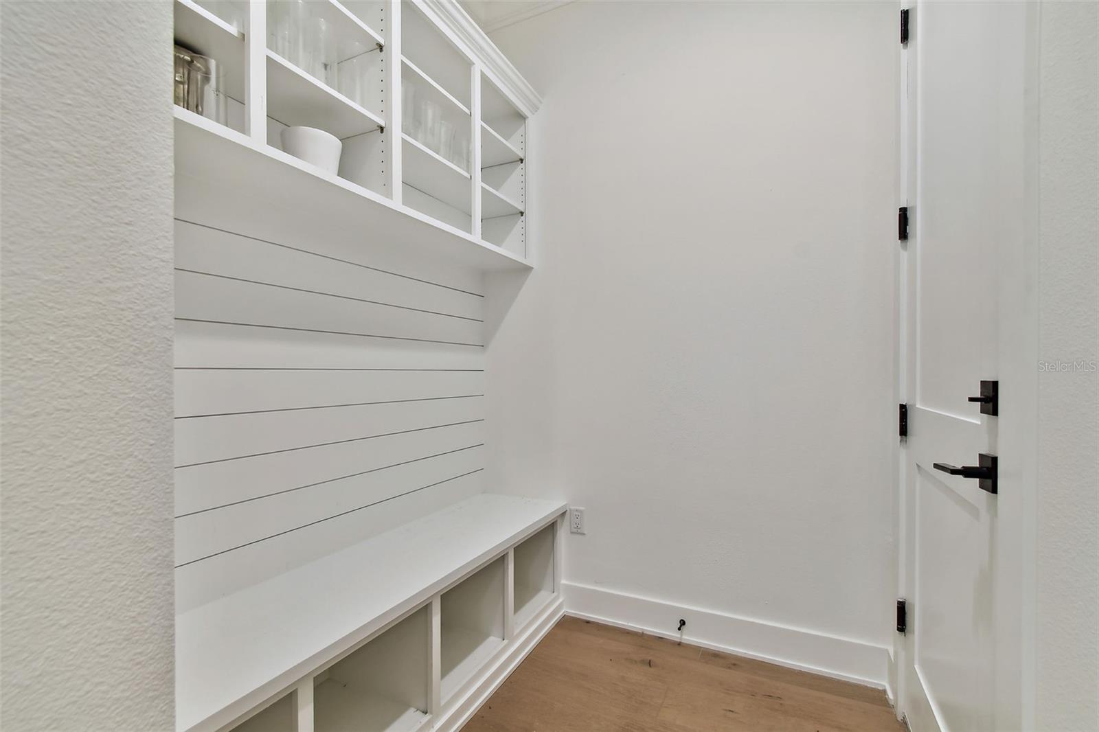 Listing photo id 13 for 3905 San Obispo Street