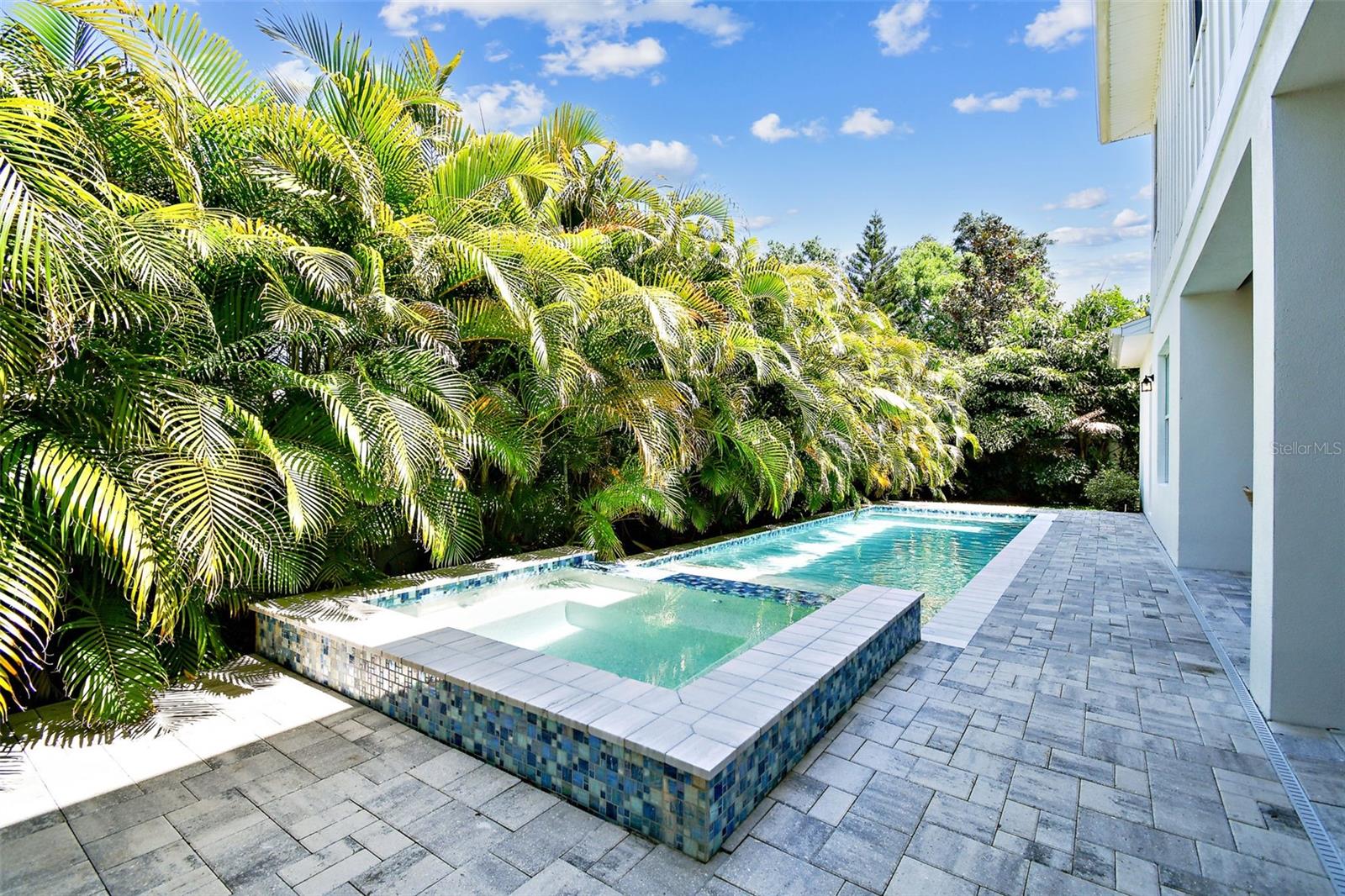 Listing photo id 33 for 3905 San Obispo Street