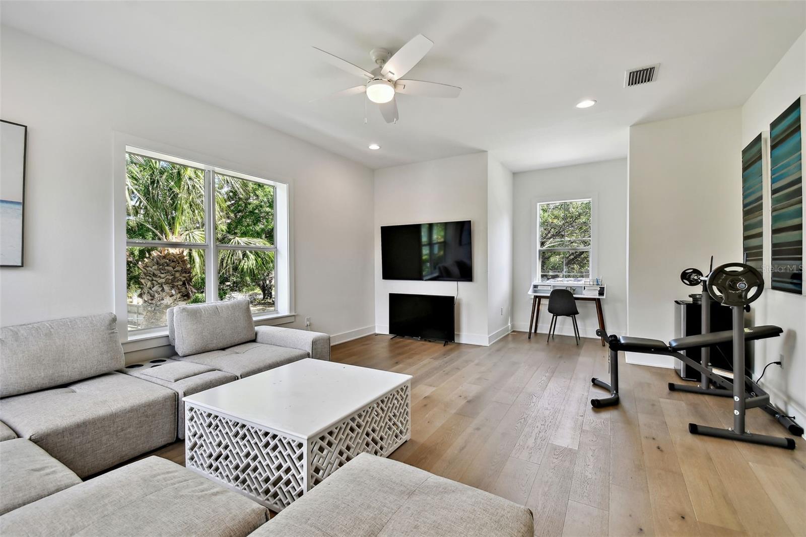 Listing photo id 63 for 3905 San Obispo Street