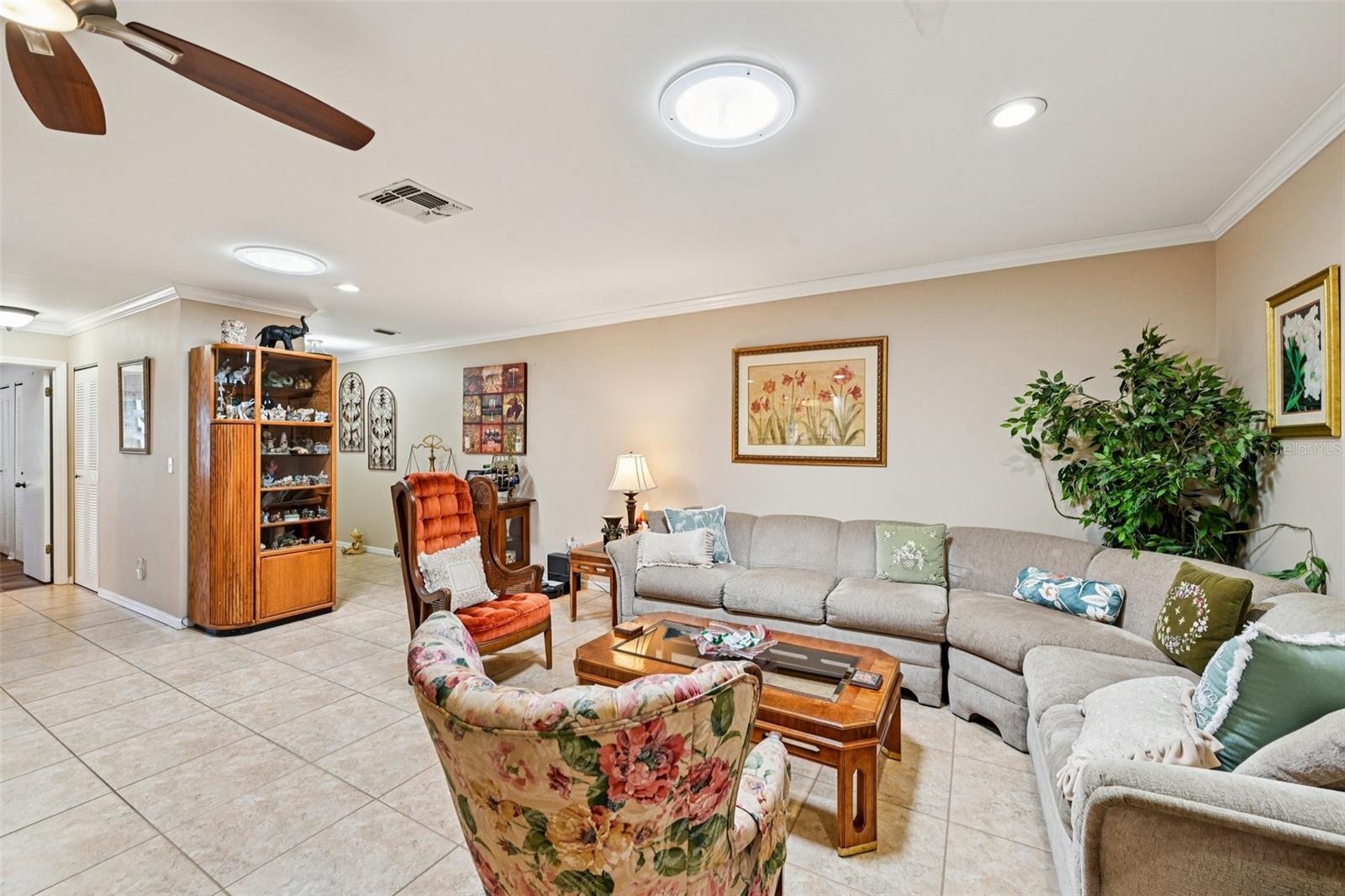 Listing photo id 8 for 1601 Layton Court