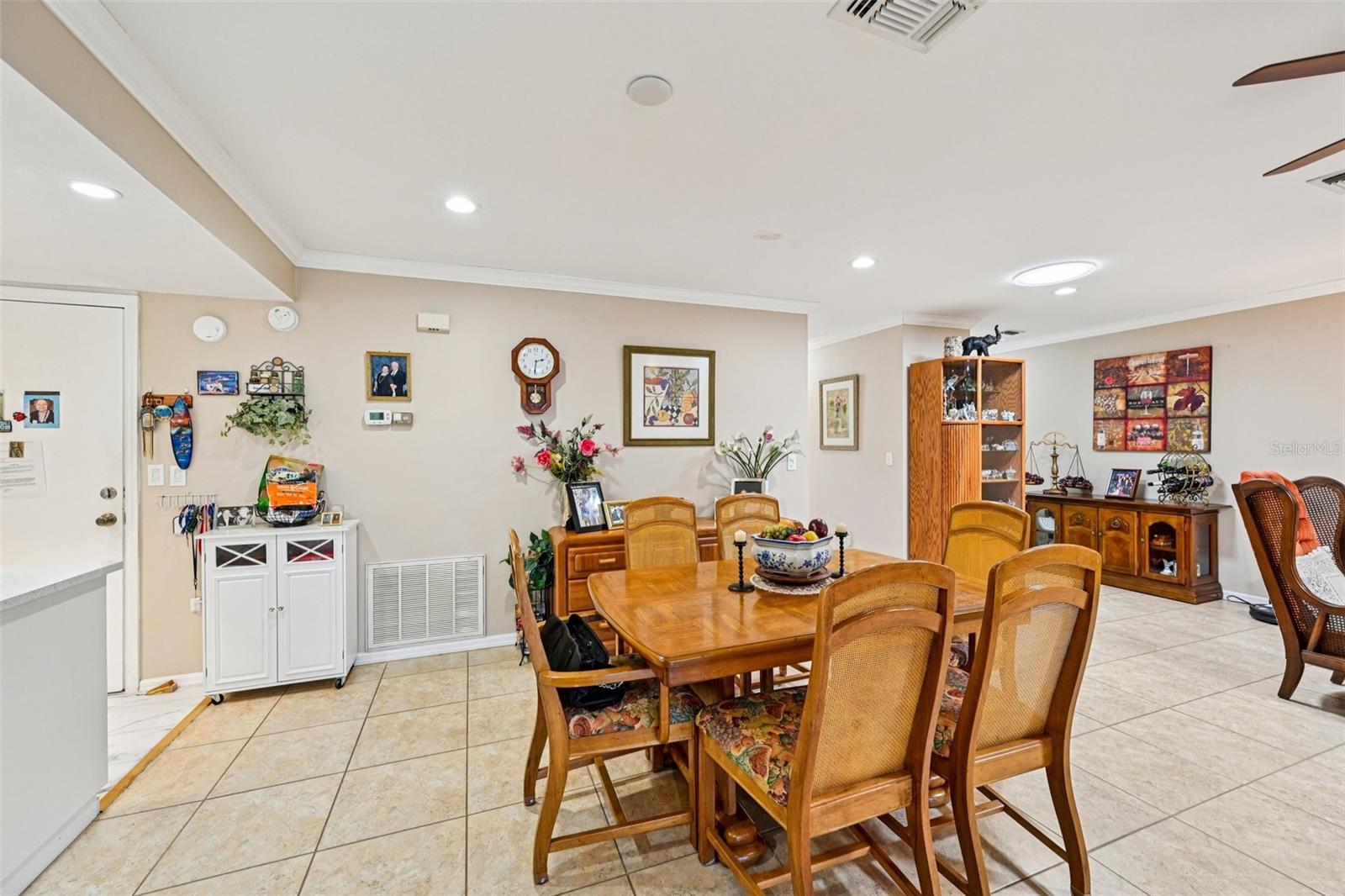 Listing photo id 10 for 1601 Layton Court