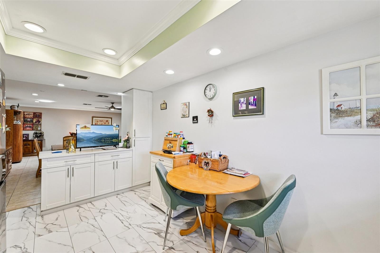 Listing photo id 12 for 1601 Layton Court