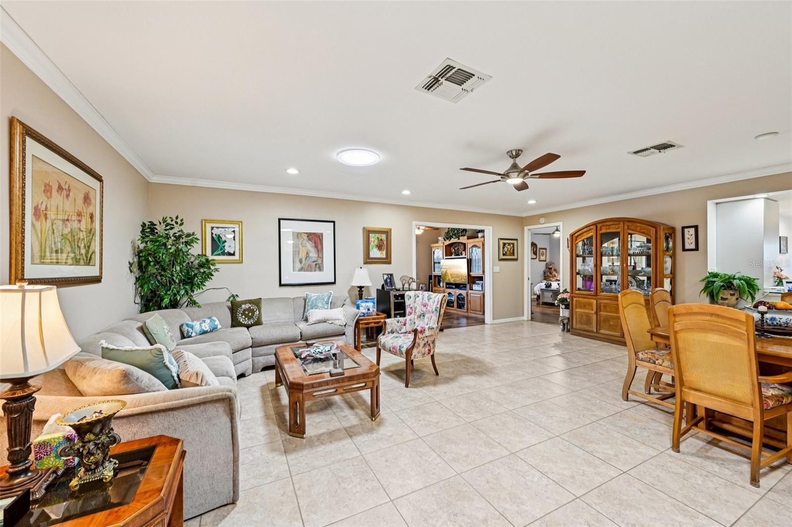 Listing photo id 6 for 1601 Layton Court