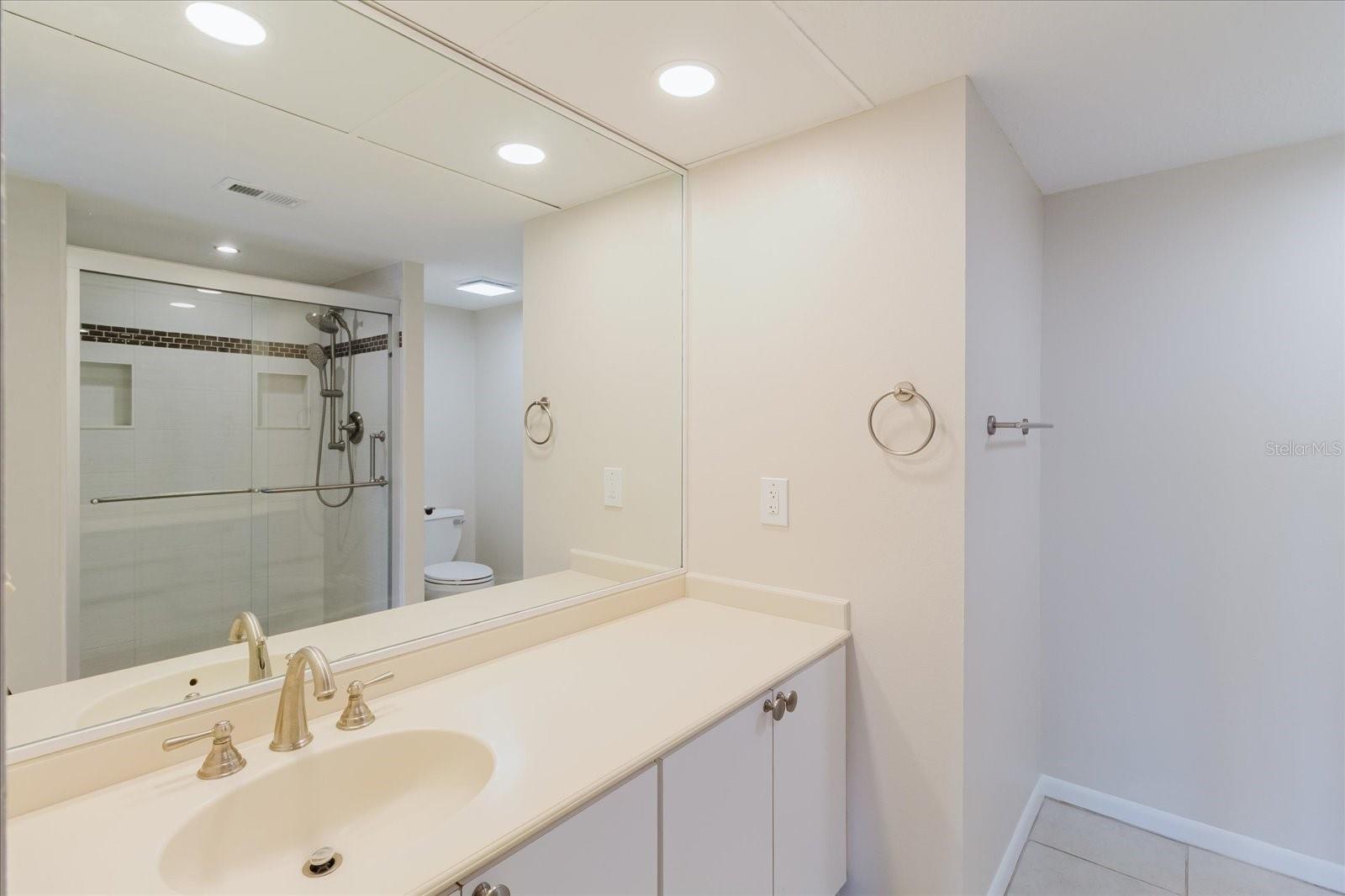 Image 35 of 60 For 100 Oakmont Lane 507