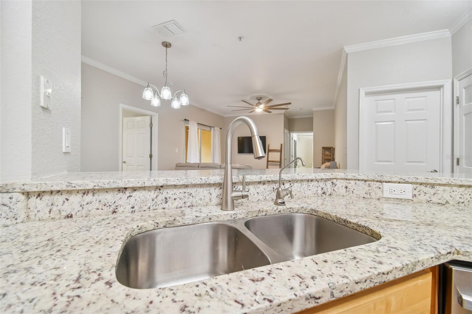 Image 15 of 95 For 10209 Courtney Palms Boulevard 101