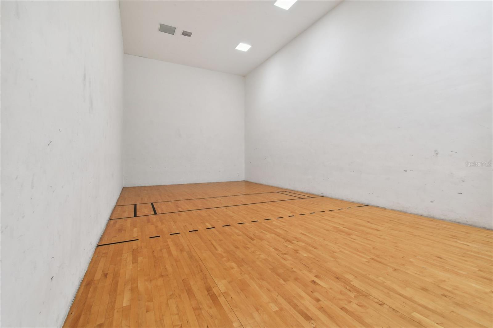 Image 71 of 95 For 10209 Courtney Palms Boulevard 101