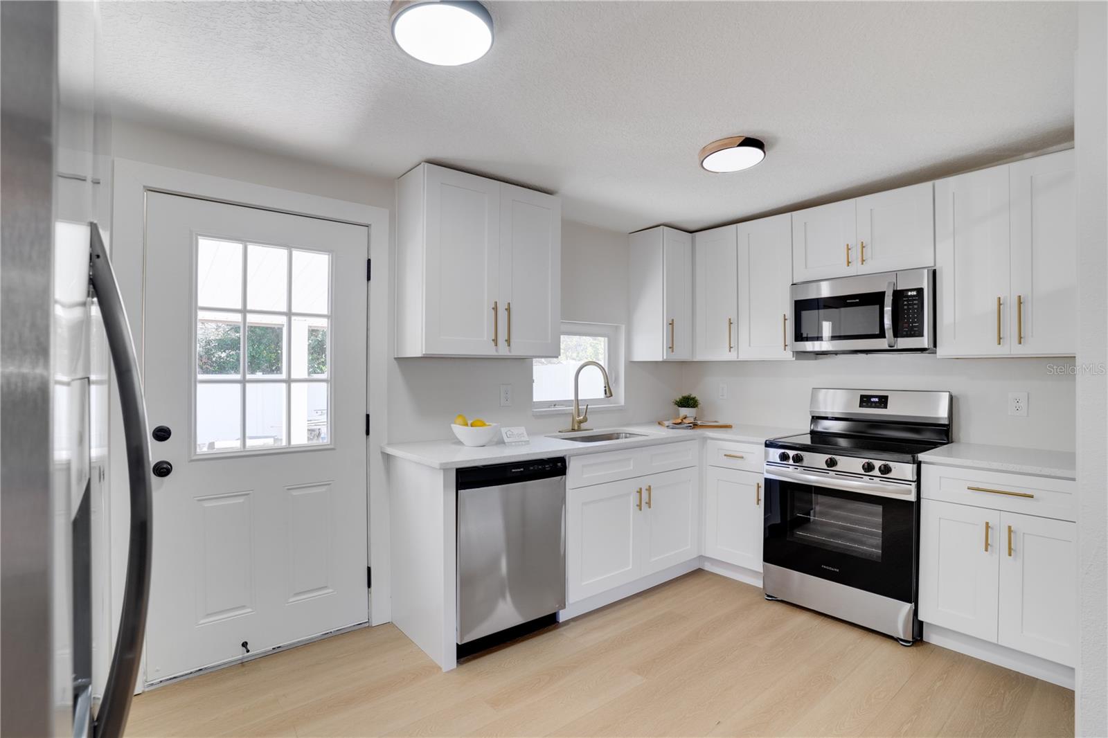 Listing photo id 5 for 12115 104th Street