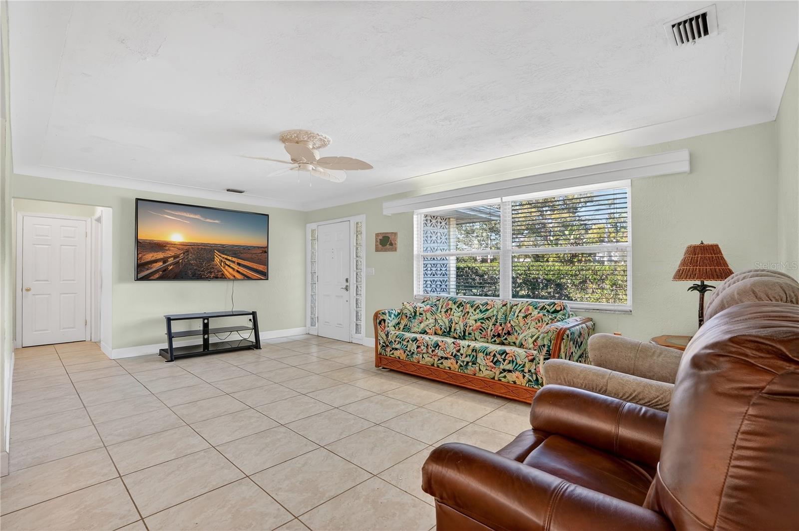 Image 4 of 39 For 2962 8th Avenue Sw