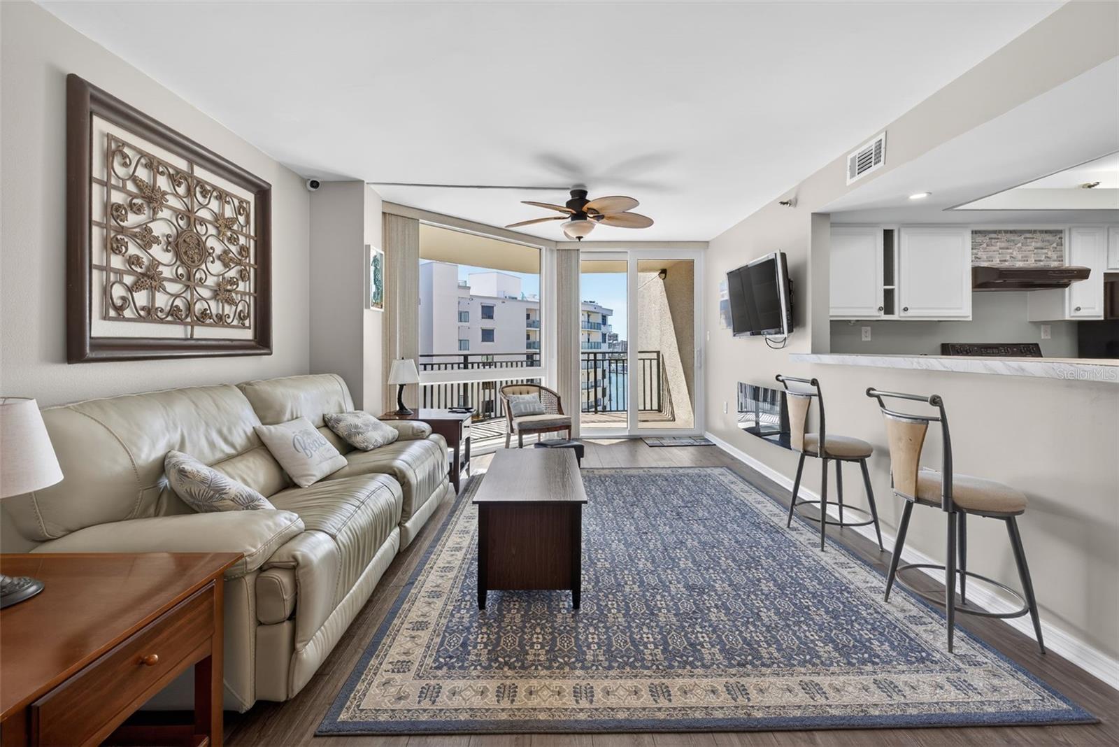 Image 14 of 44 For 690 Island Way 911