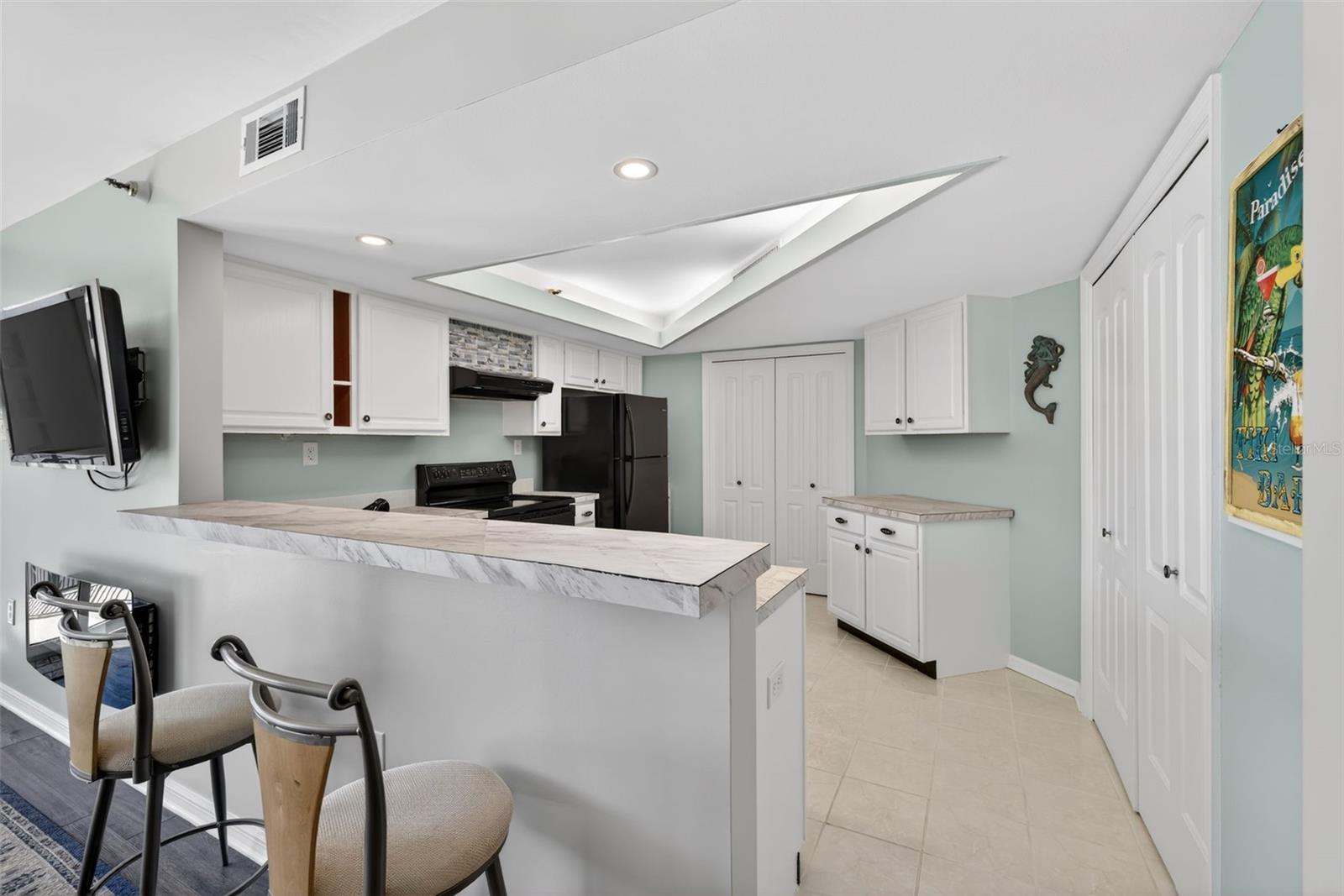 Image 15 of 44 For 690 Island Way 911