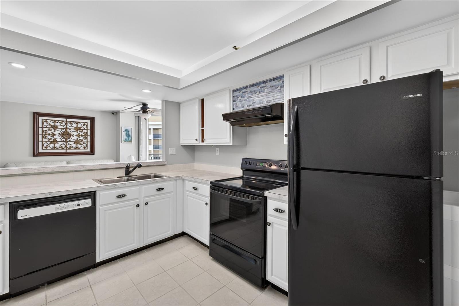 Image 19 of 44 For 690 Island Way 911