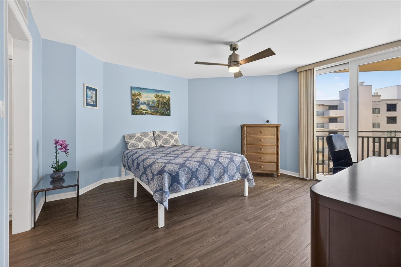 Image 20 of 44 For 690 Island Way 911