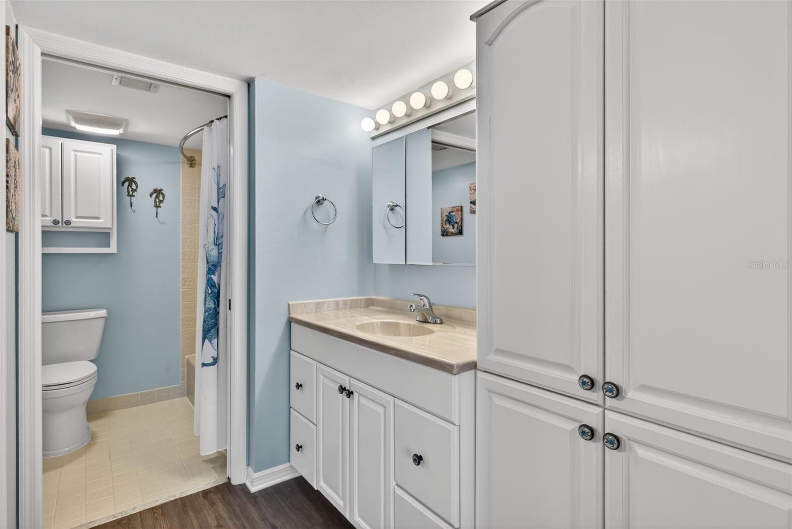 Image 22 of 44 For 690 Island Way 911