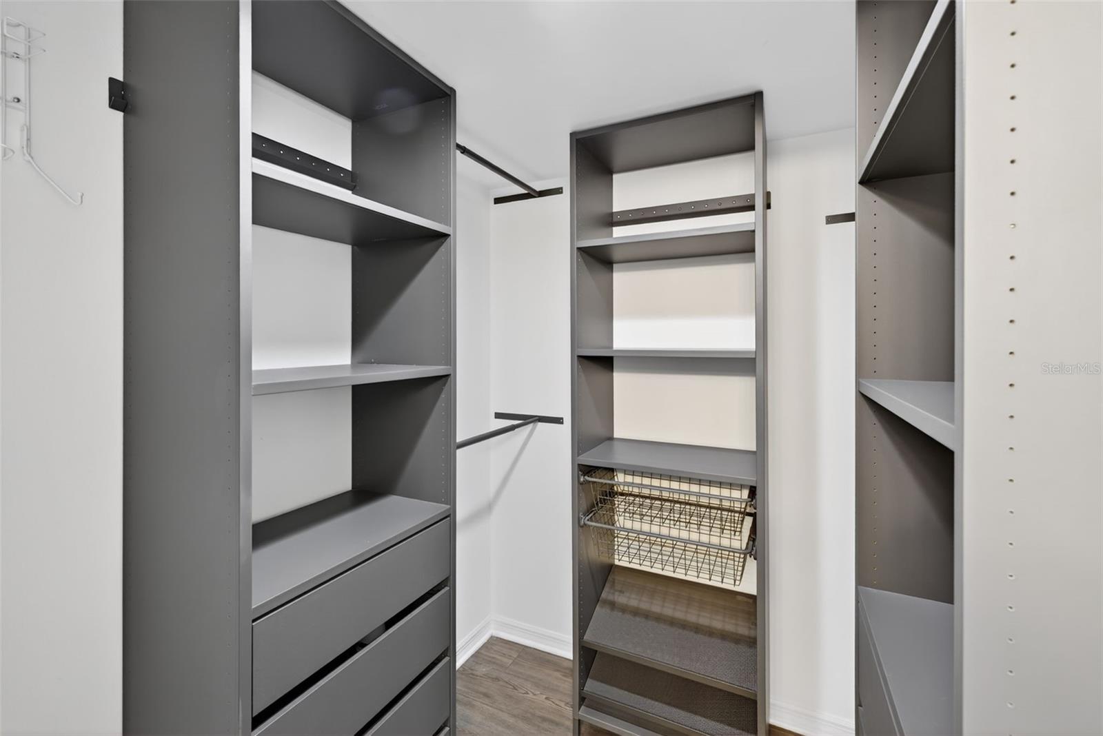 Image 24 of 44 For 690 Island Way 911