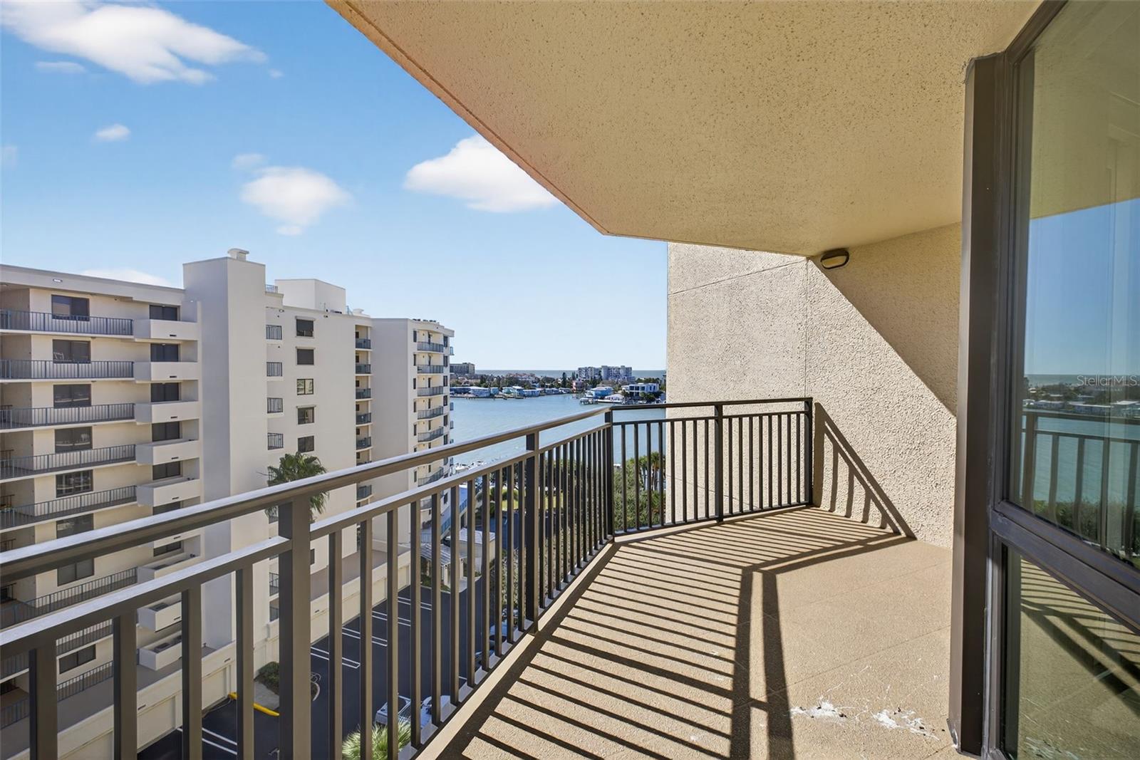 Image 26 of 44 For 690 Island Way 911