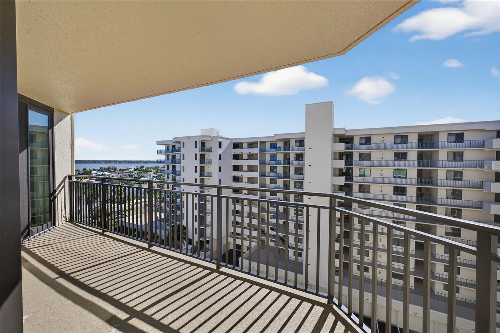 Image 27 of 44 For 690 Island Way 911