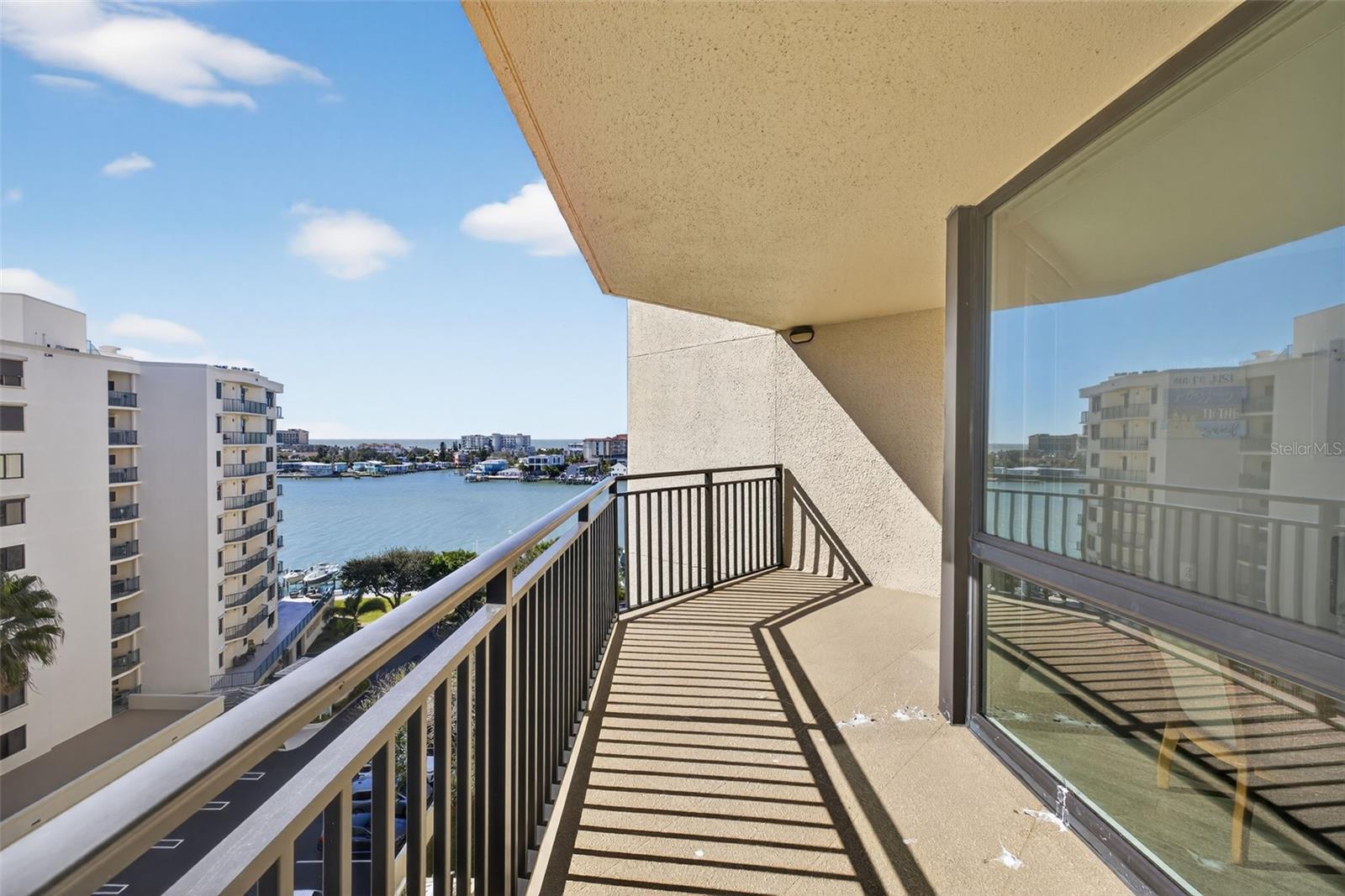 Image 3 of 44 For 690 Island Way 911